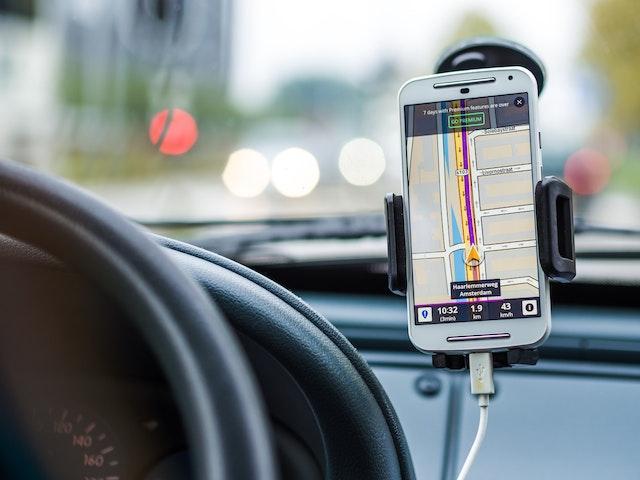 5 Benefits of Using a Mounted Phone Charger in Your Car